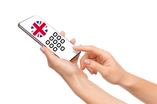 Person lernt allein mit einer Sprach-App auf dem Smartphone