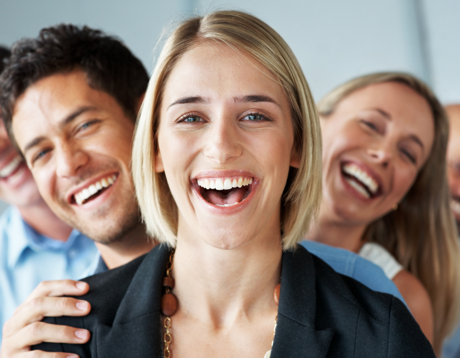 Präsenz Sprachtraining mit Erwachsenen in aktiver Gesprächssituation